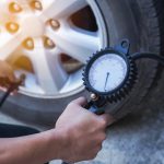Ako kontrolovať tlak v pneumatikách