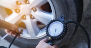 Ako kontrolovať tlak v pneumatikách
