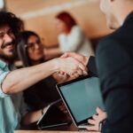 Profesionál s titulom MBA pracujúci na svojom kariérnom raste