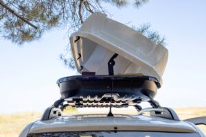 Otvorený strešný box na streche auta pripravený na uloženie batožiny.