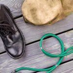 Turistické topánky odložené v skrini bez údržby po turistickej sezóne