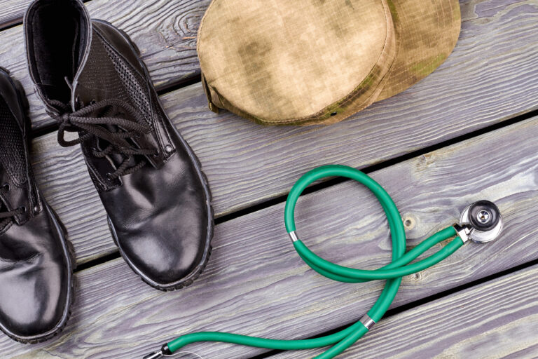 Turistické topánky odložené v skrini bez údržby po turistickej sezóne