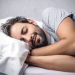 Človek relaxuje po práci a udržiava rovnováhu medzi pracovným a osobným životom