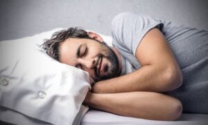 Človek relaxuje po práci a udržiava rovnováhu medzi pracovným a osobným životom