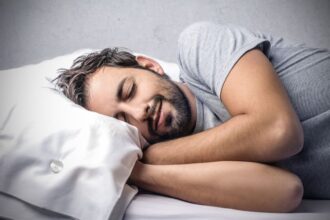 Človek relaxuje po práci a udržiava rovnováhu medzi pracovným a osobným životom